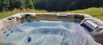 The Meadows House @ Otis Ridge w/ 7-person hot tub