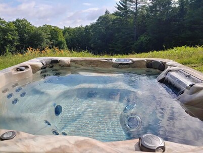 The Meadows House @ Otis Ridge w/ 7-person hot tub
