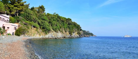 Una spiaggia nelle vicinanze, lettini da mare