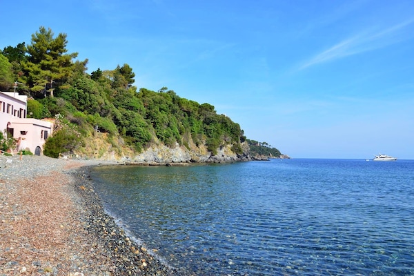 Vlak bij het strand, ligstoelen