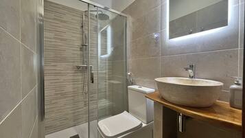 Doccia, asciugacapelli, bidet, asciugamani