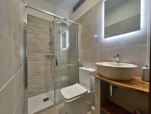 Een douche, een haardroger, een bidet, handdoeken