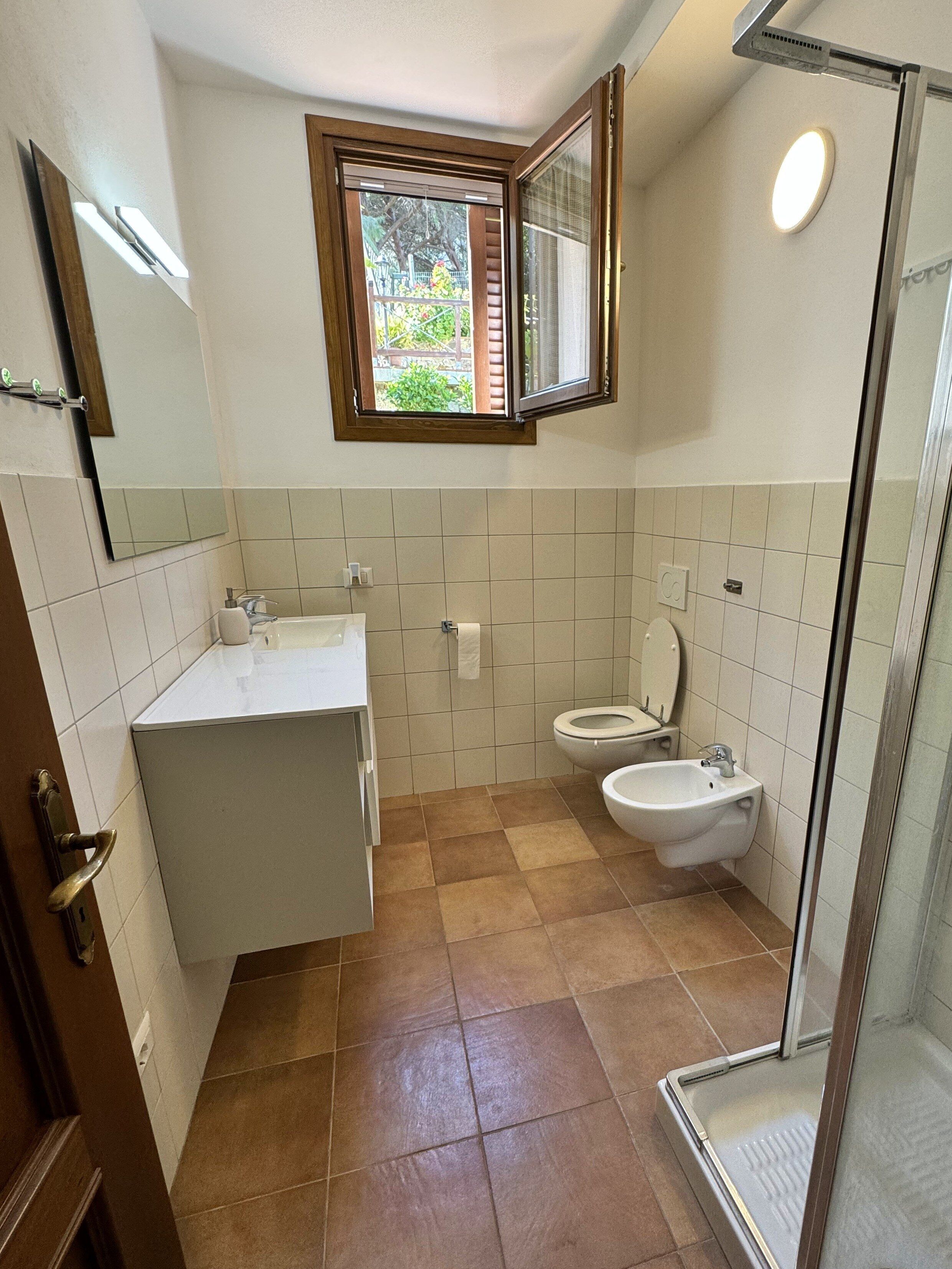 Une salle de bain équipée d’une douche, de toilettes et d’un bidet.