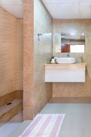 Shower, towels - Bella Vida Hotel Punta Cana (Punta Cana)