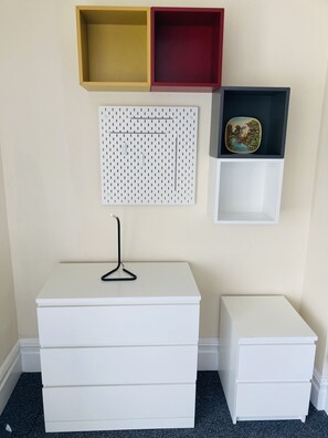 Premium bedding, desk, laptop workspace, soundproofing - Abbeyfield Guesthouse (Liverpool)