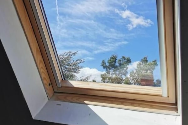 Hochwertige Bettwaren, Schreibtisch, laptopgeeigneter Arbeitsplatz