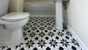 A bathroom with a toilet, sink, and bathtub. - Abbeyfield Guesthouse (Liverpool)