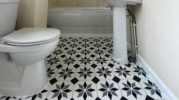 Amenidades de baño gratuitas, secadora de cabello, toallas, jabón