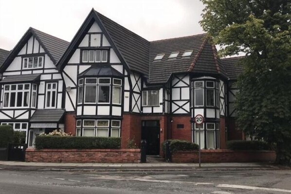 Front of property - Abbeyfield Guesthouse (Liverpool)