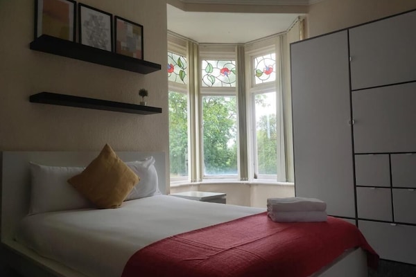 Peralatan tempat tidur premium, meja, ruang kerja komputer riba