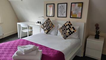 Phòng (8) | Bộ đồ giường cao cấp, bàn, khu vực làm việc phù hợp cho laptop