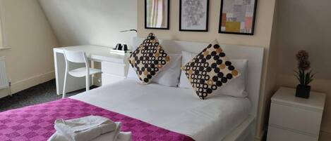 ルーム (8) | 高級寝具、デスク、ノートパソコン用作業スペース、防音設備