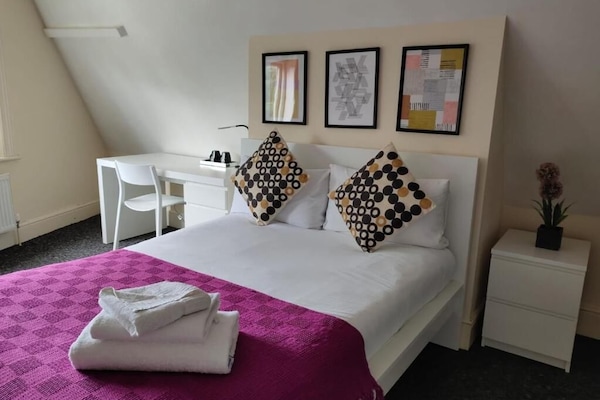 Room (8) | Premium bedding, desk, laptop workspace, soundproofing
