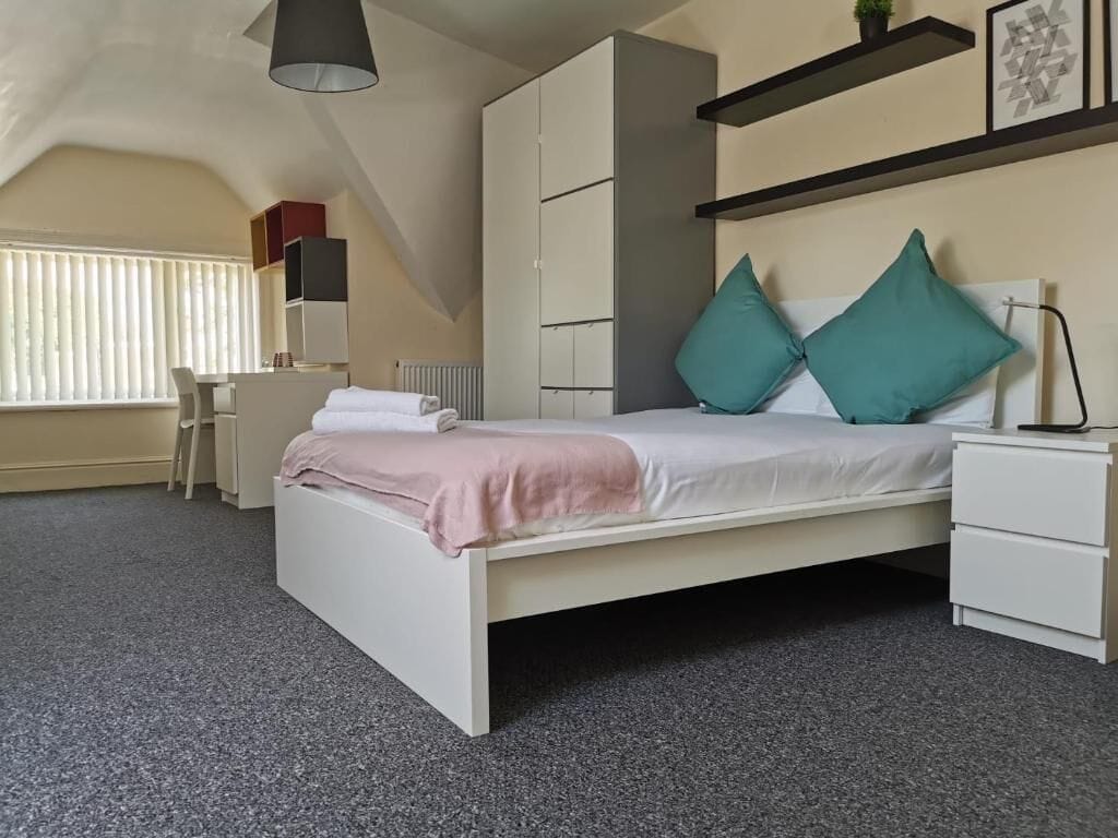 Rom (8) | Sengetøy av topp kvalitet, skrivebord og skrivebord for bærbar PC