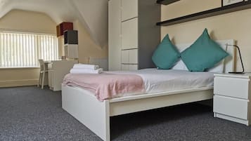 Habitación (8) | Ropa de cama de alta calidad y escritorio