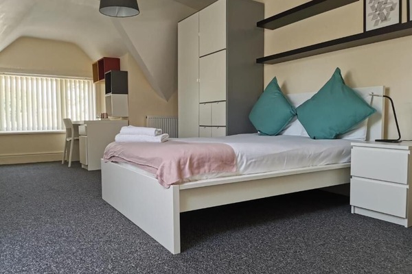 Rom (8) | Sengetøy av topp kvalitet, skrivebord og skrivebord for bærbar PC