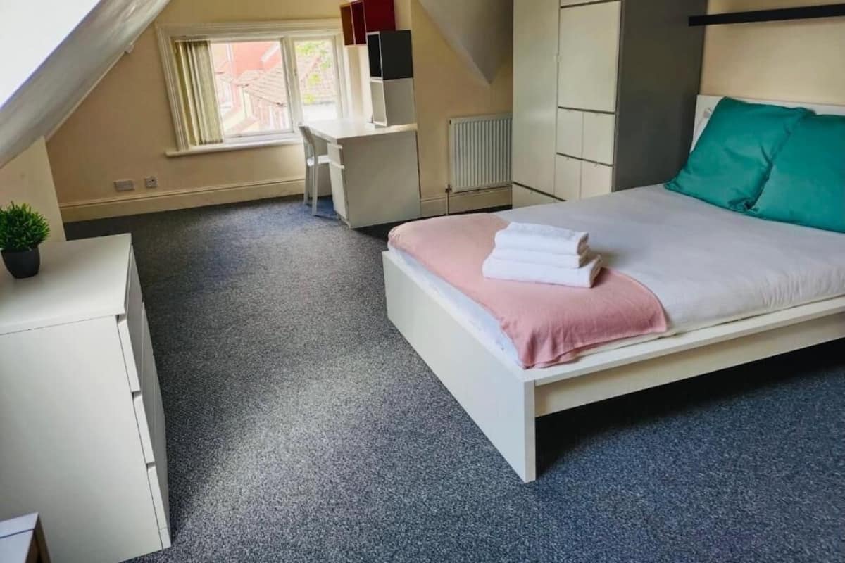 Chambre Ăconomique Double ou avec lits jumeaux | Literie de qualitĂ© supĂ©rieure, bureau