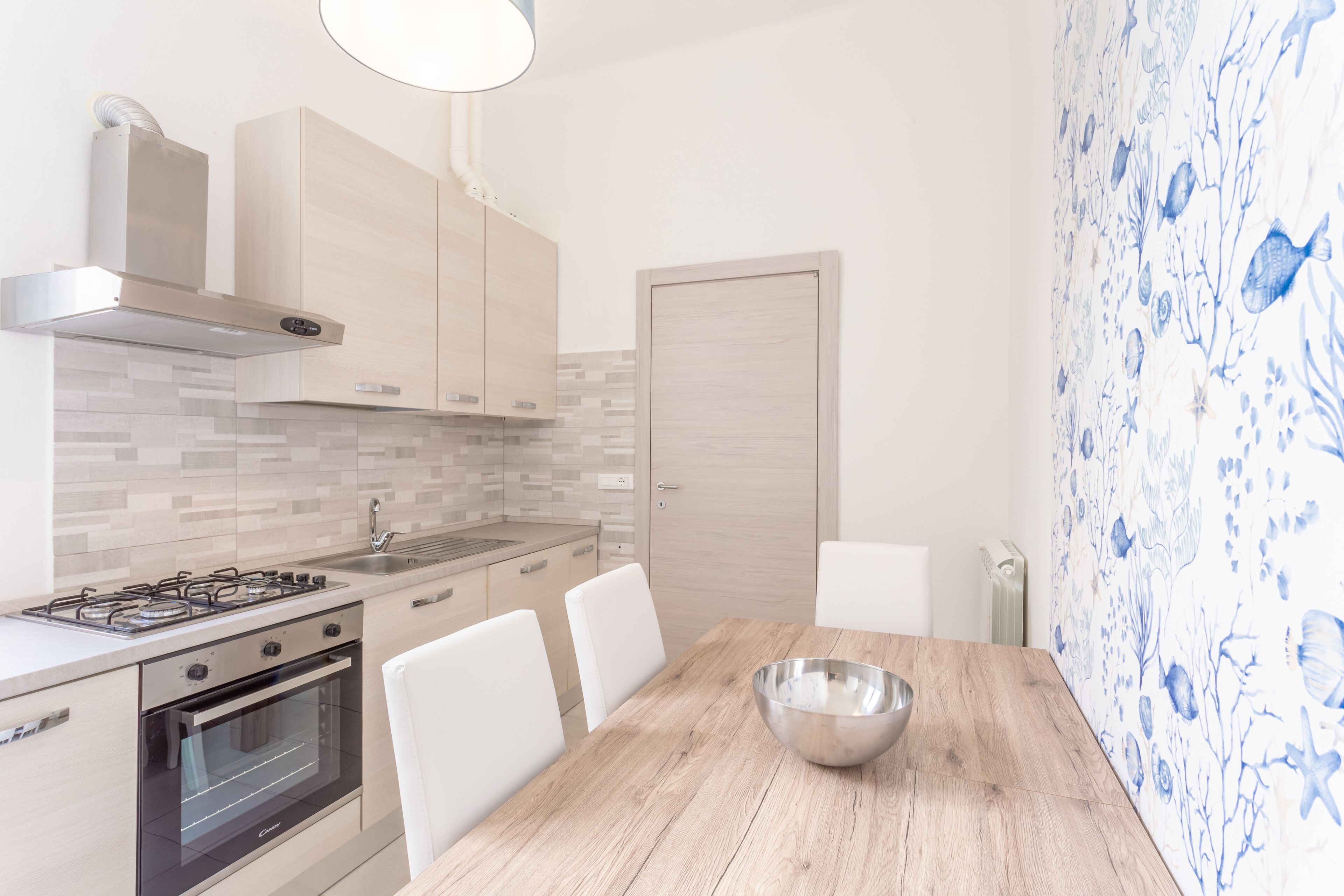 Frigorifero, forno, piano cottura, lavastoviglie