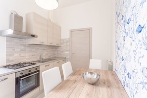 Réfrigérateur, four, plaque de cuisson, lave-vaisselle