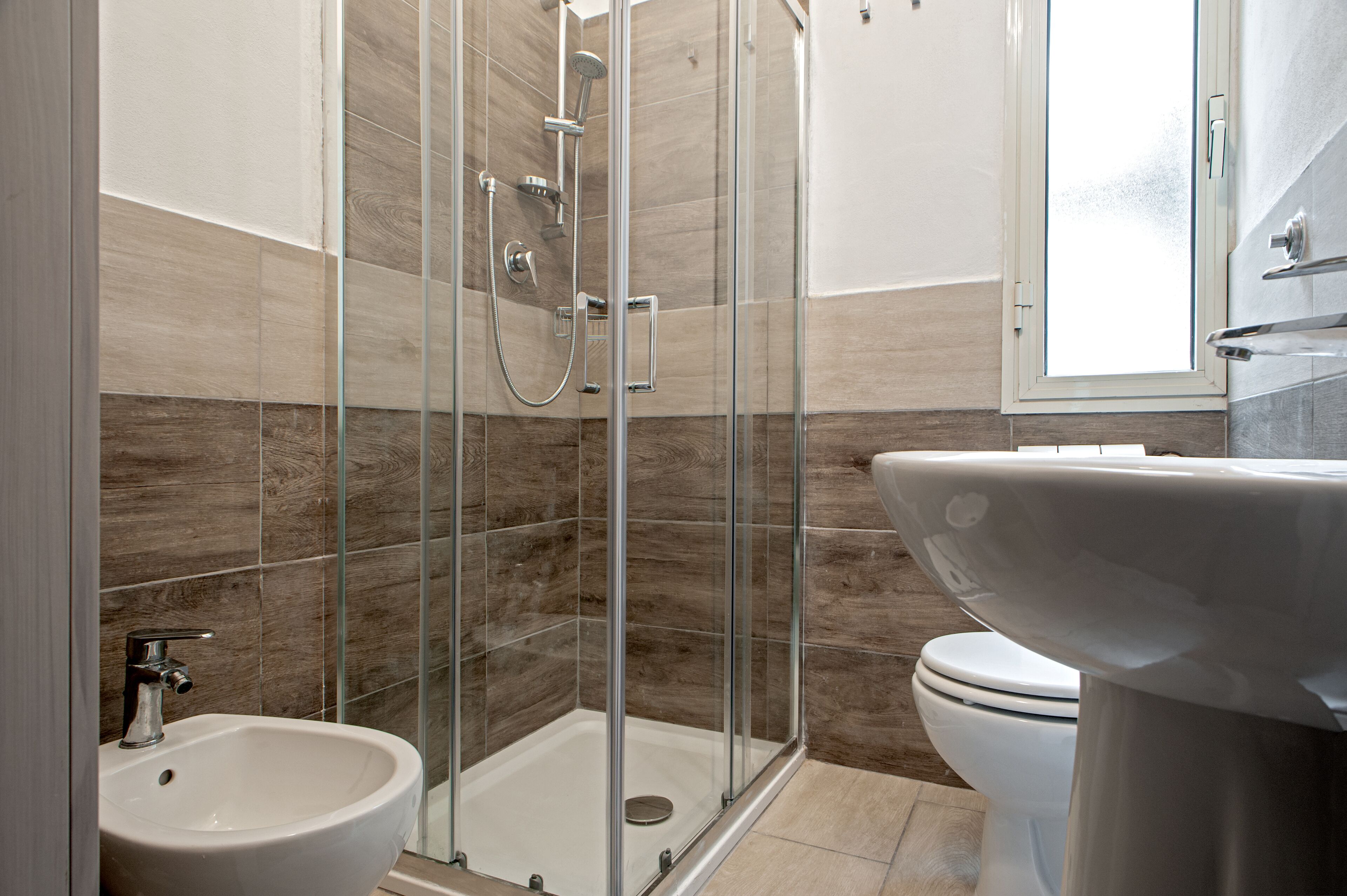 Doccia, asciugacapelli, bidet, asciugamani