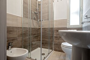 Regadera, secadora de cabello, bidet, toallas 