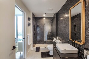 Een douche, een haardroger, handdoeken, zeep