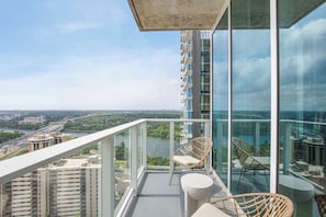 Property grounds - Luxury Condo w/ Lake View -Walk to Rainey & Lake, Pool, Gym, King Bed, Nespresso (Austin)