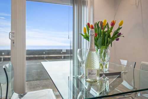 6 Beach Court - Beach Access, Sea Views, Parking