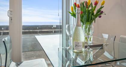 6 Beach Court - Beach Access, Sea Views, Parking