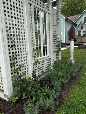 Exterior detail - Super Charming Modern Cottage (Pendleton)