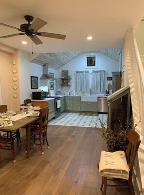 Dining - Super Charming Modern Cottage (Pendleton)