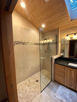Combined shower/tub, hair dryer - Book any week in July or August and receive a $200 gift card to BBR (Black Butte Ranch)