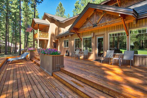 Terrace/patio - Lovely home directly on the 15th Fairway! (Black Butte Ranch)