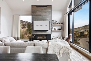 Televisión y chimenea 