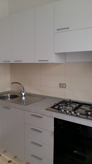 Kühlschrank, Ofen, Herdplatte, Kochgeschirr/Geschirr/Besteck