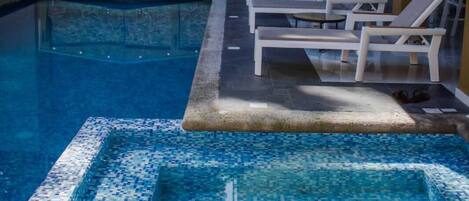 Een buitenzwembad, een verwarmd zwembad