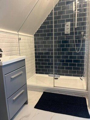 อพาร์ทเมนท์ | ห้องน้ำ | ฝักบัว, อ่างอาบน้ำแบบแช่ตัว, ผ้าเช็ดตัว