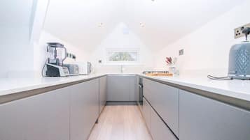 Apartemen | Dapur pribadi | Lemari es, microwave, oven, dan kompor