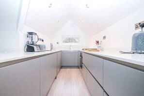 Apartment | Eigene Küche | Kühlschrank, Mikrowelle, Ofen, Herdplatte