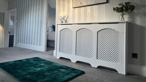 A room with a striped wallpaper, a world map artwork, a white console table, and a green rug. - Luxury 3-bed Penthouse Apartment in Bournemouth (Bournemouth)