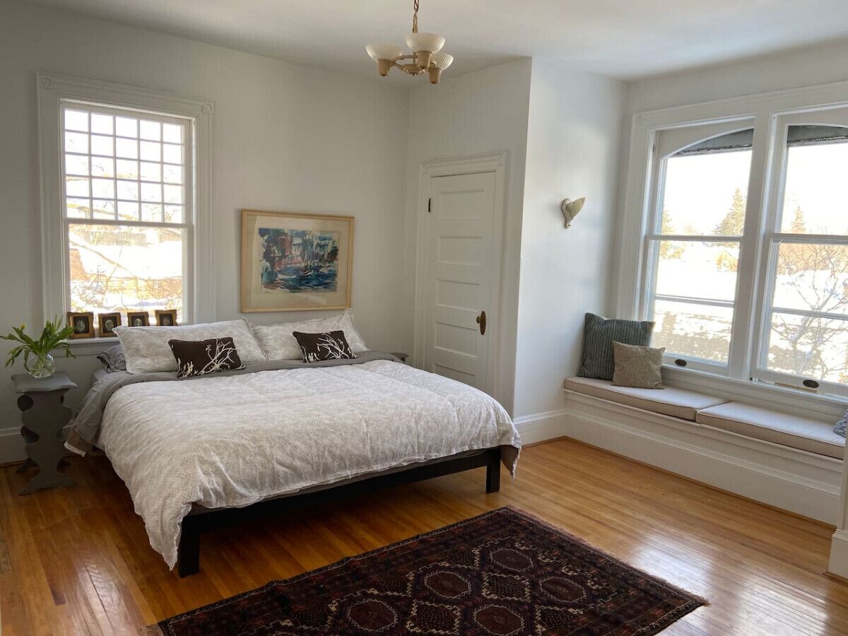 4 bedrooms, desk, WiFi, bed sheets