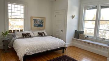 4 bedrooms, desk, WiFi, bed sheets