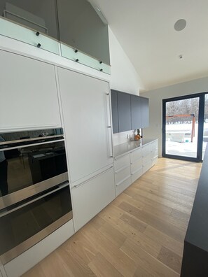 Fridge, microwave, oven, stovetop - Modern and spacious country house minutes outside the city (Grande Pointe)