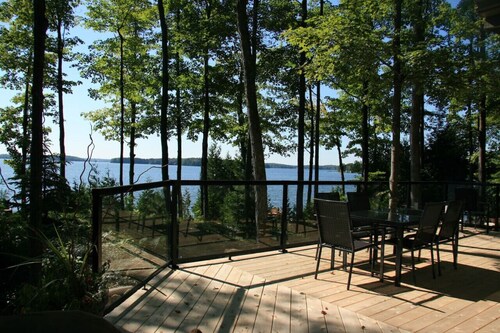 Cozy Lakefront w/ Hot Tub — Lake Eugenia Escape