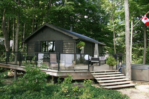 Four Season Waterfront Cottage on Lake Eugenia