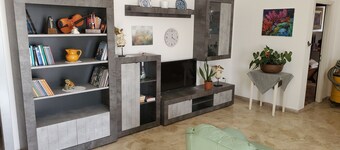 LARGE ACCOMODATION WITH INTERNAL PARKING