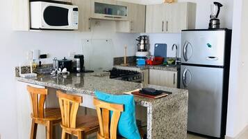 Refrigerador, microondas, horno, placa de cocina