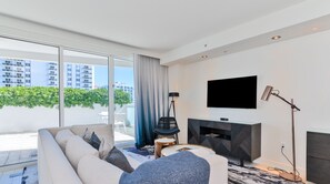 Condo 503 | Caja de seguridad en la habitación y cortinas blackout 