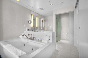 Condo - 701 | Badeværelse | Separat badekar og bruser, gratis toiletartikler, hårtørrer, håndklæder