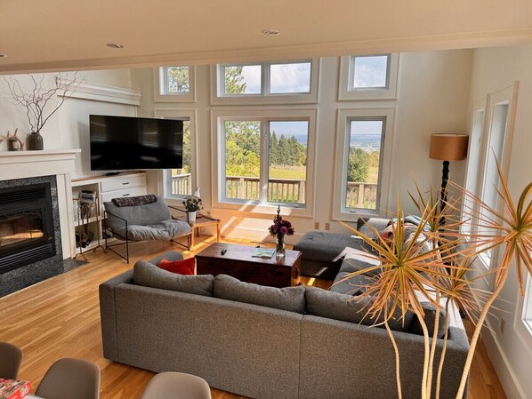 TV, fireplace, stereo